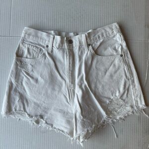 Levi’s high waisted mom short in white. size 30